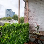 Livestay-Three Bed London Apartment With Balcony