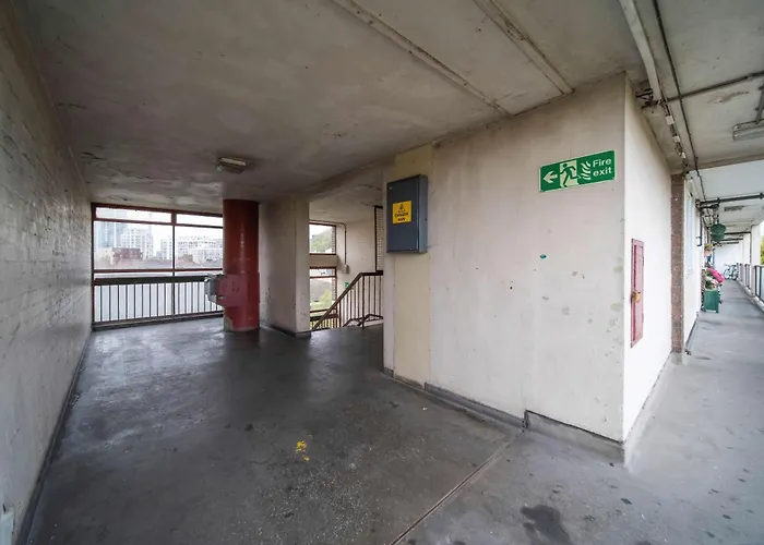 Livestay-Three Bed London Apartment With Balcony
