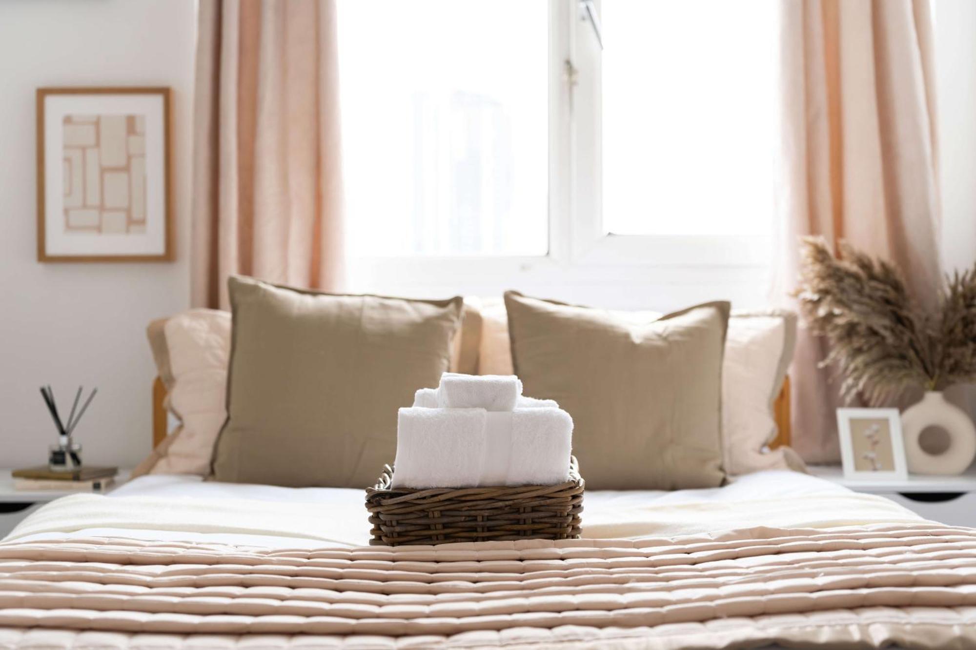 Livestay-three Bed With Balcony Apartament