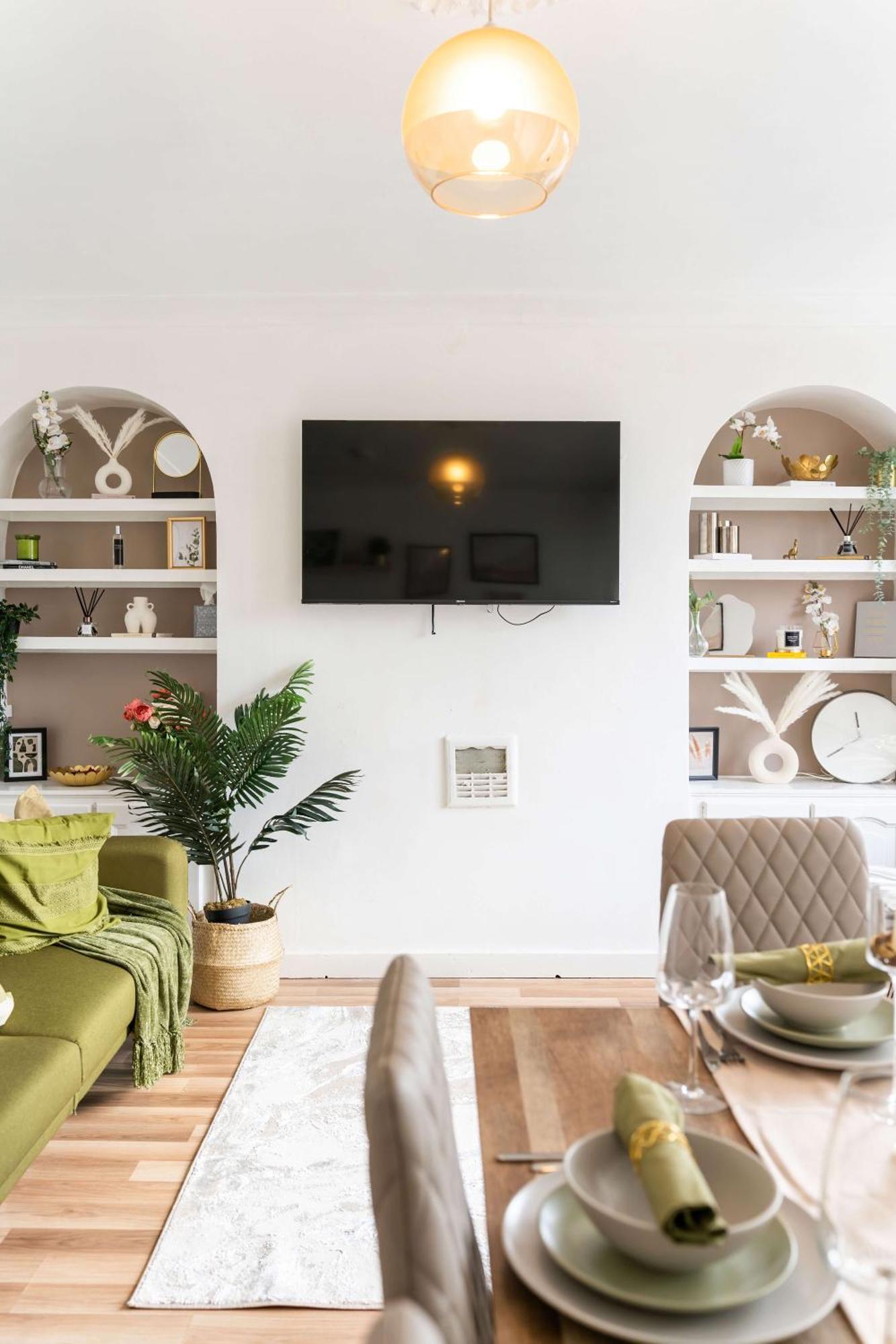 Livestay-three Bed With Balcony